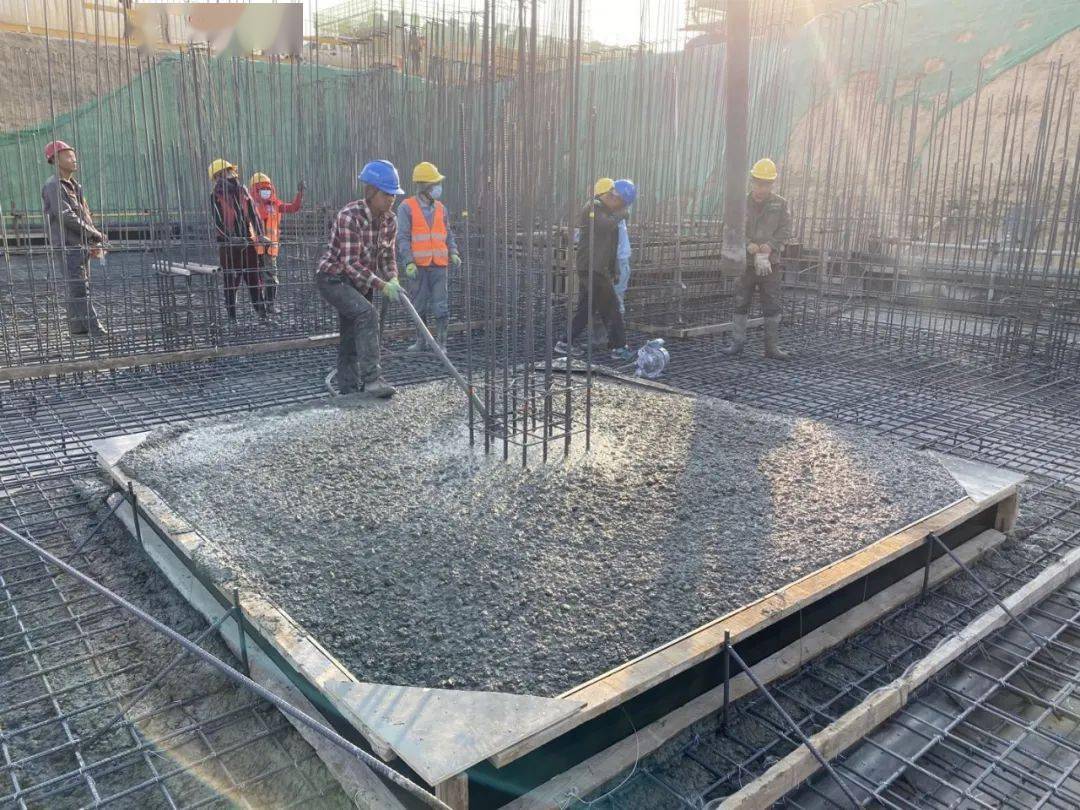 朱雀湖項目迎來關鍵節點 首塊筏板澆筑順利完成，基礎設施建設穩步推進